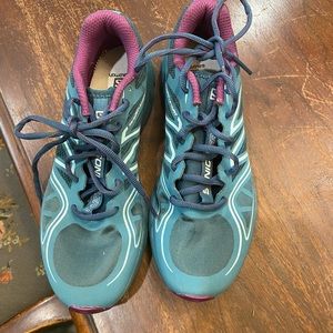 Solomon women’s tennis shoes size 8